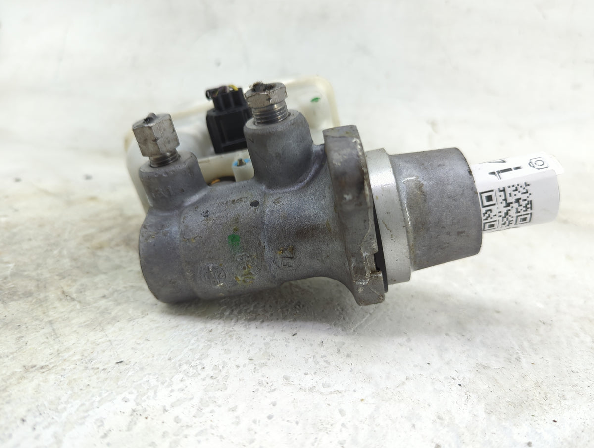 2010-2014 Ford Mustang Brake Master Cylinder 1496558 - Oemusedautoparts1.com