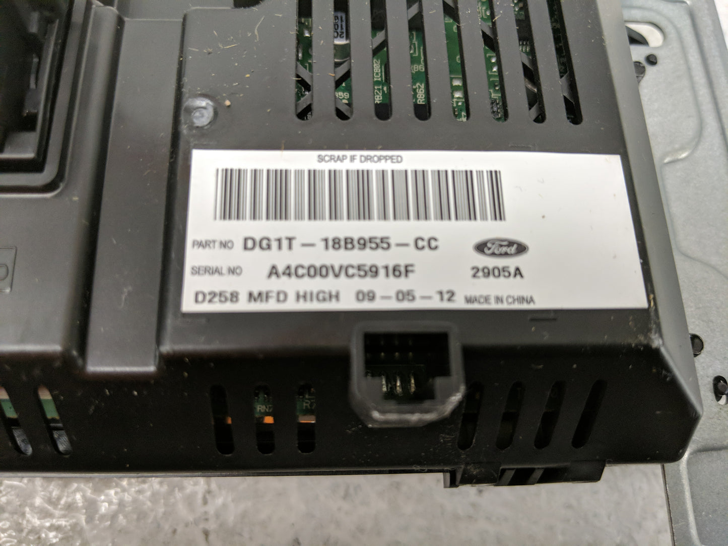 2013-2014 Ford Taurus Radio AM FM Cd Player Receiver Replacement P/N:DG1T-18B955-CC Fits Fits 2013 2014 OEM Used Auto Parts 