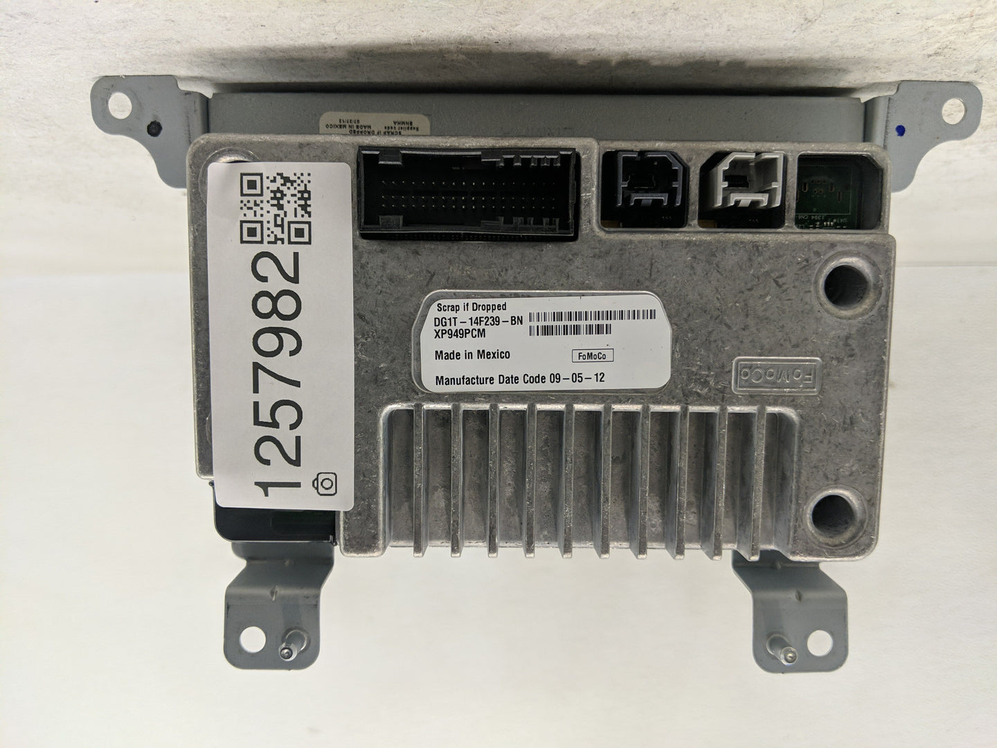 2013-2016 Ford Taurus Radio AM FM Cd Player Receiver Replacement P/N:DG1T-14239-BN Fits Fits 2013 2014 2015 2016 OEM Used Au