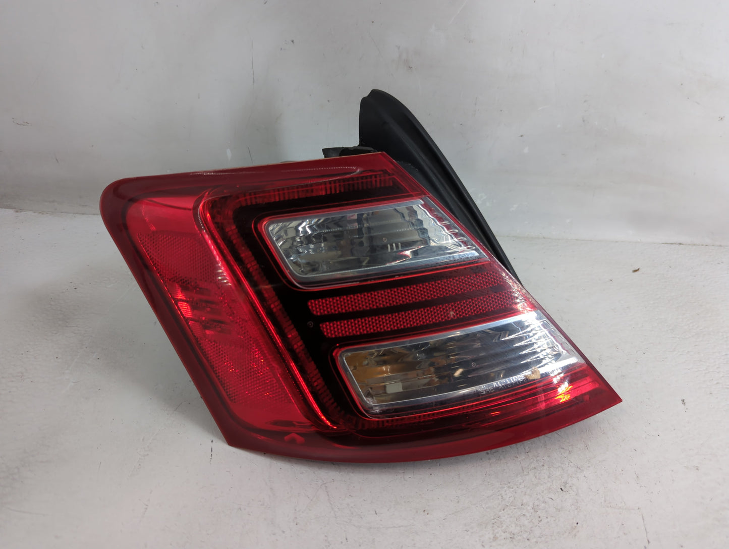 2013-2019 Ford Taurus Tail Light Assembly Driver Left OEM P/N:DG13-13405-A DG13-13B505-A Fits OEM Used Auto Parts - Oemuseda