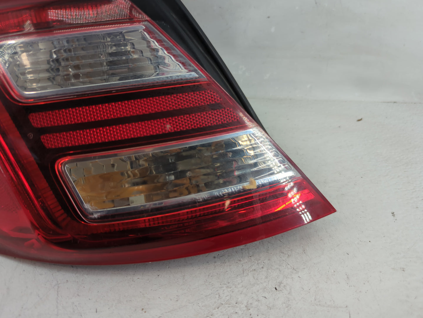 2013-2019 Ford Taurus Tail Light Assembly Driver Left OEM P/N:DG13-13405-A DG13-13B505-A Fits OEM Used Auto Parts - Oemuseda