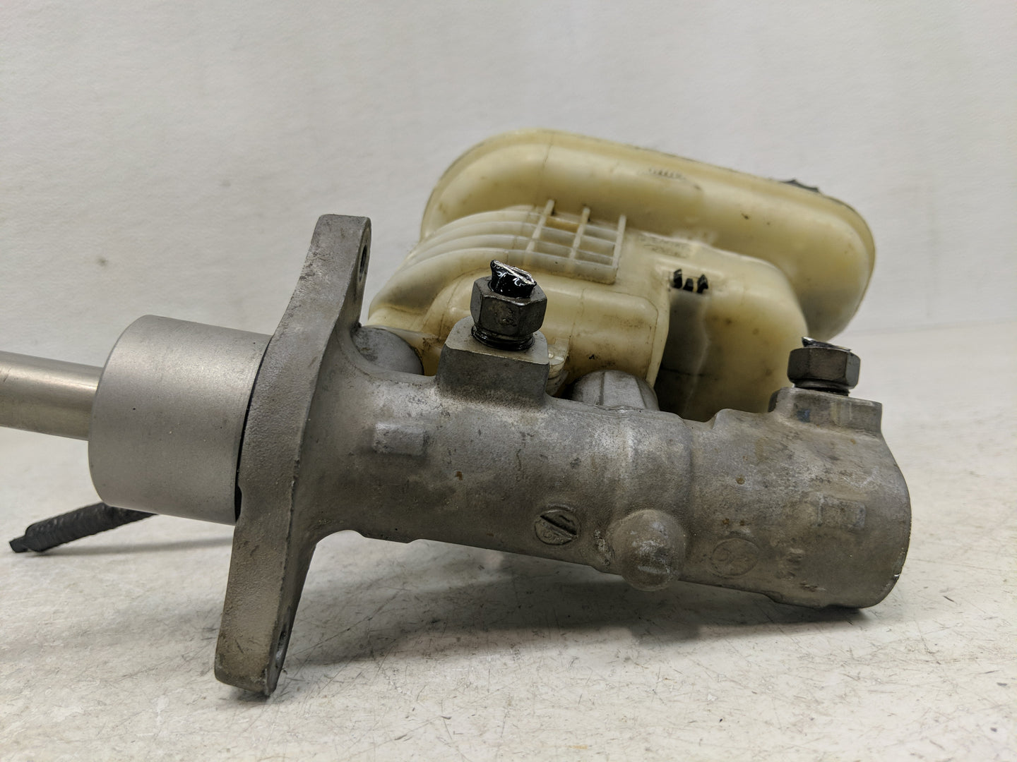 2013-2019 Ford Taurus Brake Master Cylinder - Oemusedautoparts1.com