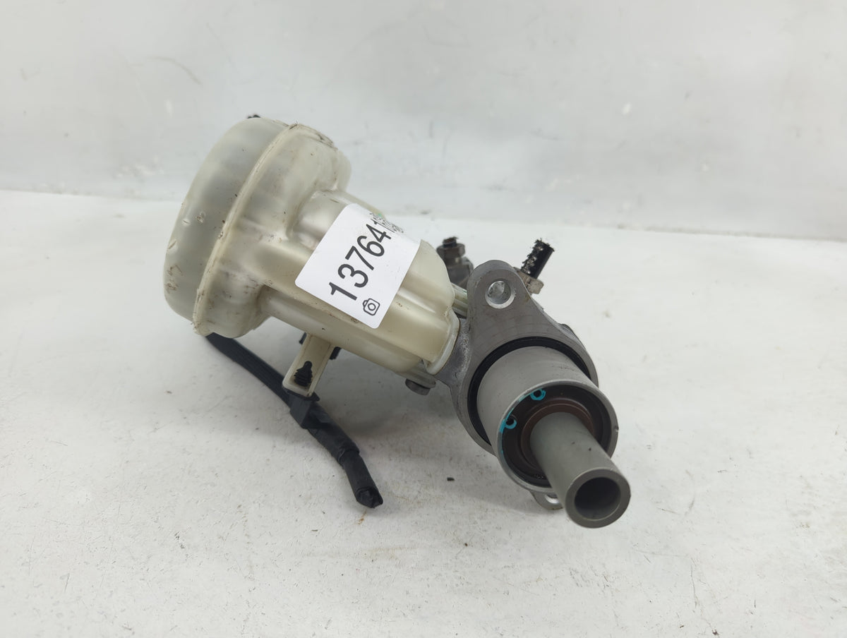 2013-2019 Ford Taurus Brake Master Cylinder 1376416 - Oemusedautoparts1.com