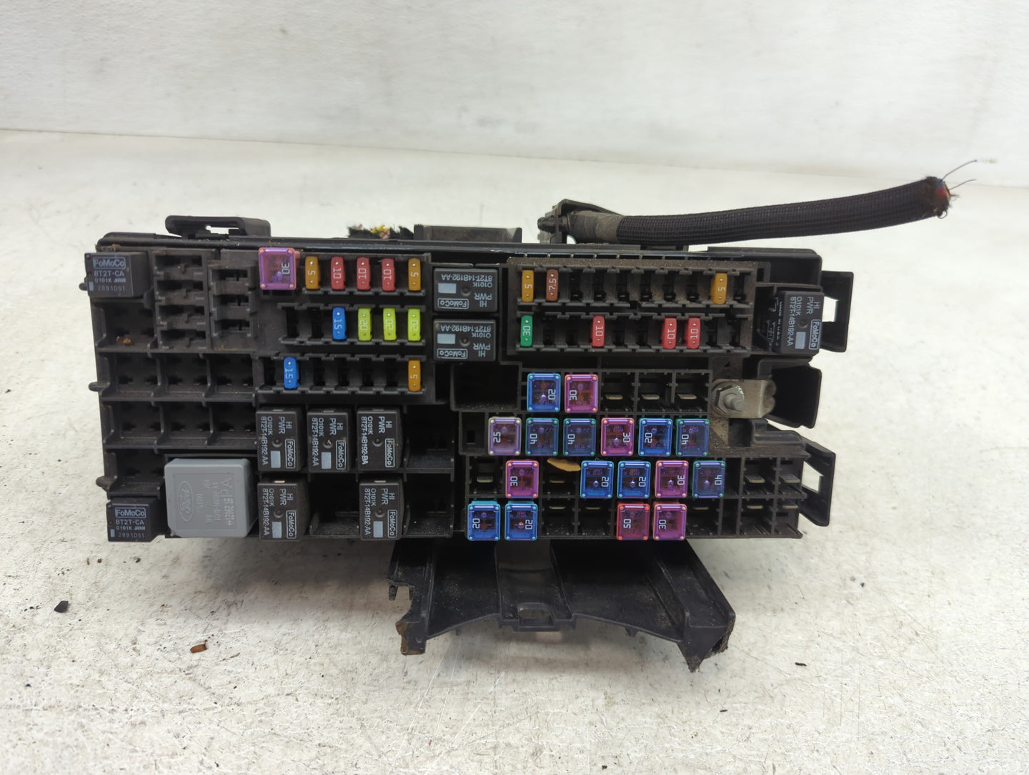 2013-2016 Ford Taurus Fusebox Fuse Box Panel Relay Module P/N:DG1T-14A003-BA Fits Fits 2013 2014 2015 2016 OEM Used Auto Par