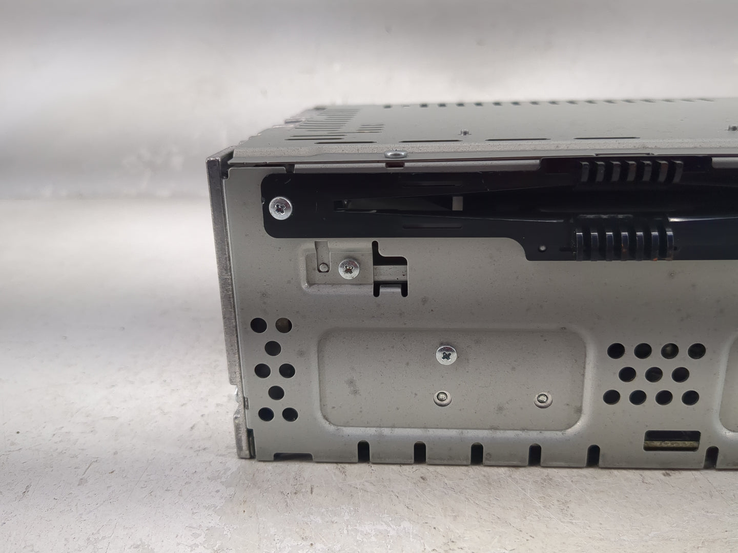 2013-2014 Ford Taurus Radio AM FM Cd Player Receiver Replacement P/N:DG1T-19C107-AG Fits Fits 2013 2014 OEM Used Auto Parts 