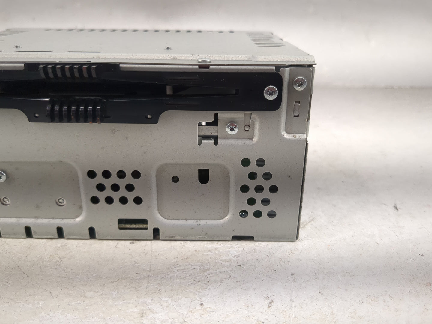 2013-2014 Ford Taurus Radio AM FM Cd Player Receiver Replacement P/N:DG1T-19C107-AG Fits Fits 2013 2014 OEM Used Auto Parts 