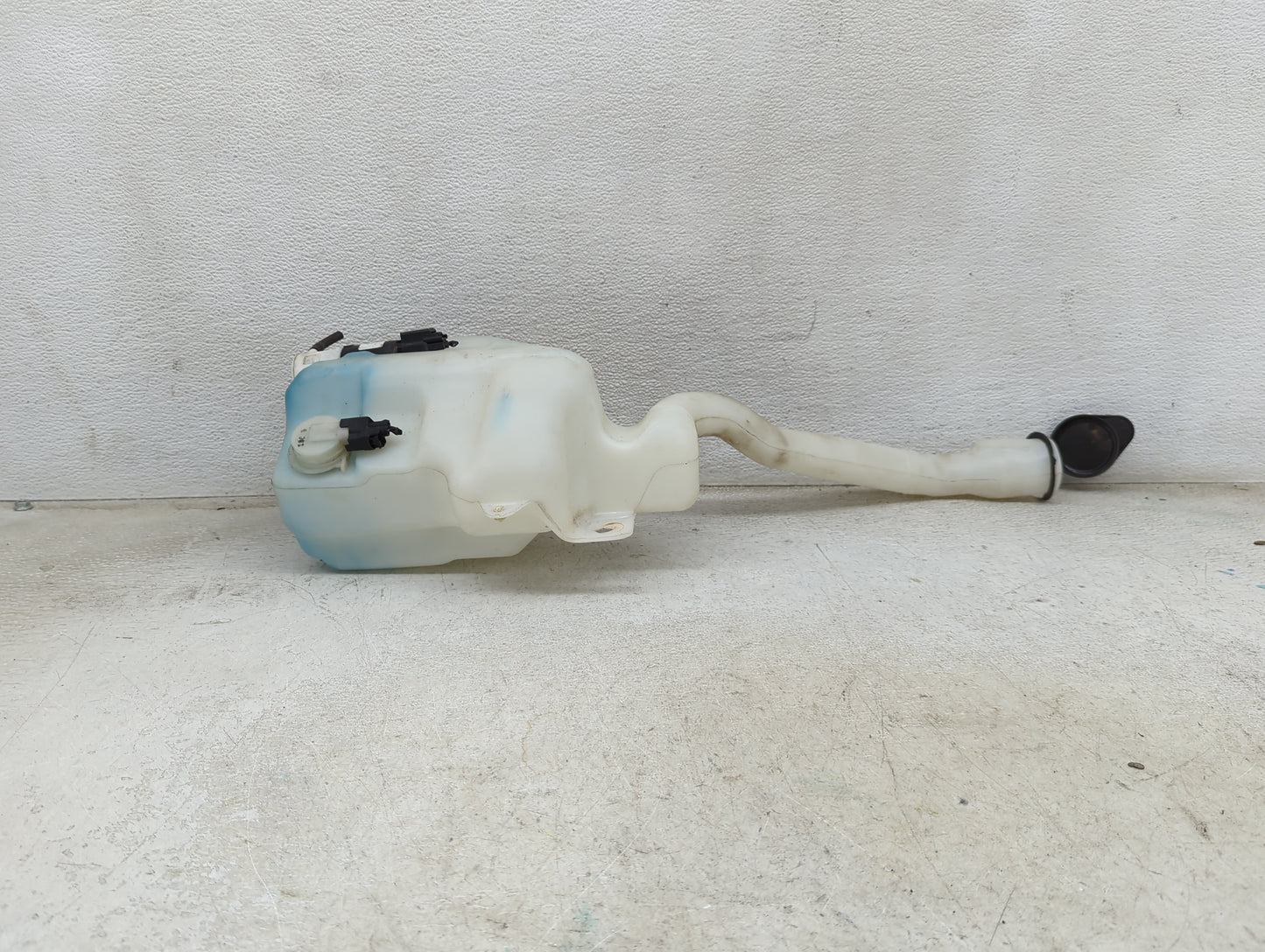 2013-2019 Ford Taurus Windshield Washer Fluid Reservoir Bottle Oem 1473856 - Oemusedautoparts1.com