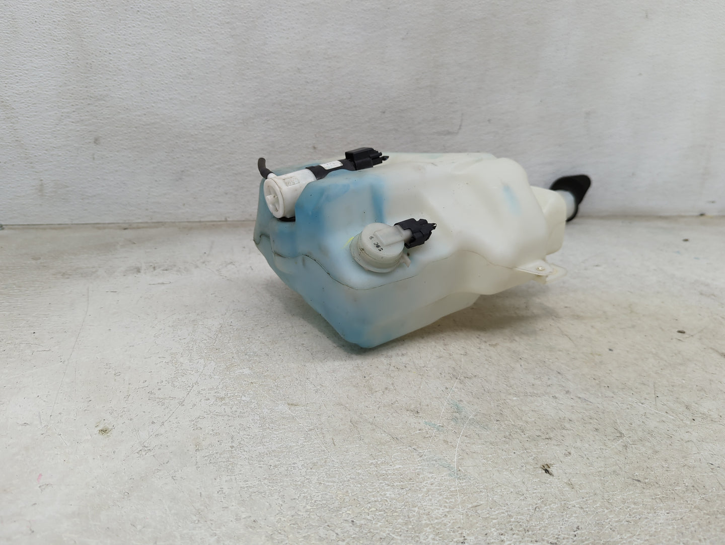 2013-2019 Ford Taurus Windshield Washer Fluid Reservoir Bottle Oem 1473856 - Oemusedautoparts1.com
