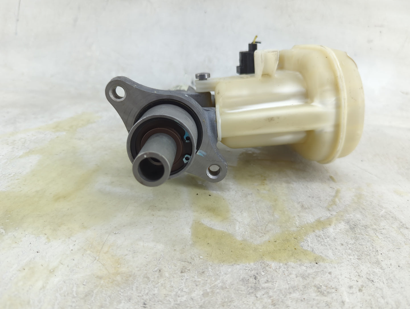 2013-2019 Ford Taurus Brake Master Cylinder 1490523 - Oemusedautoparts1.com