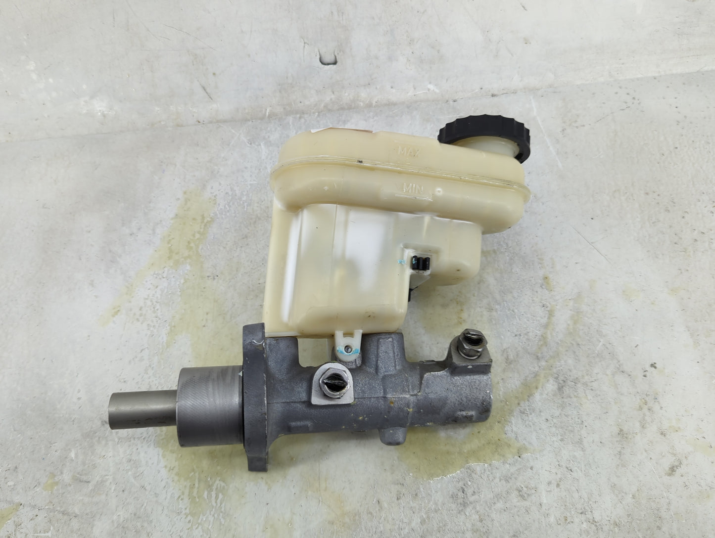 2013-2019 Ford Taurus Brake Master Cylinder 1490523 - Oemusedautoparts1.com