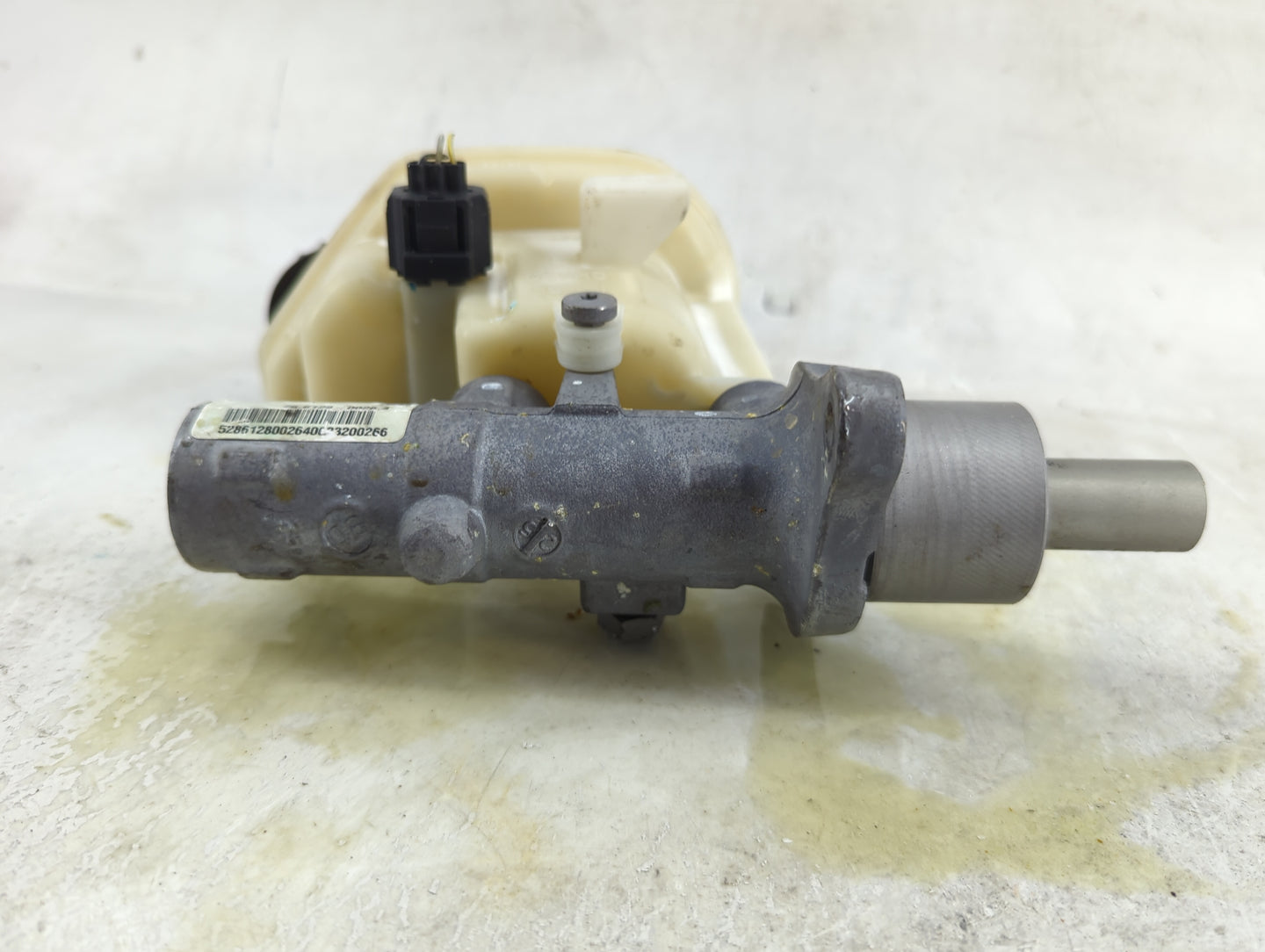 2013-2019 Ford Taurus Brake Master Cylinder 1490523 - Oemusedautoparts1.com