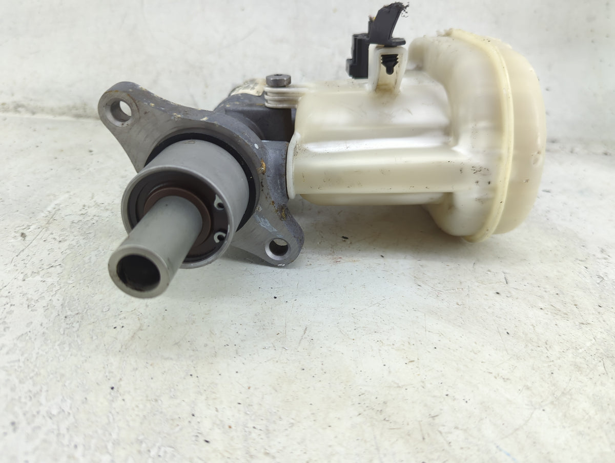 2013-2019 Ford Taurus Brake Master Cylinder 1492414 - Oemusedautoparts1.com
