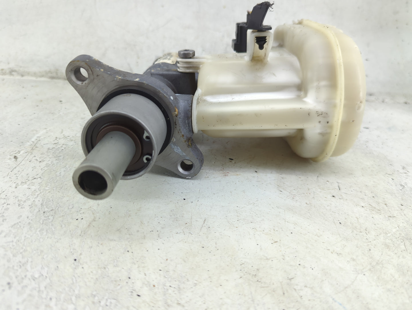 2013-2019 Ford Taurus Brake Master Cylinder 1492414 - Oemusedautoparts1.com