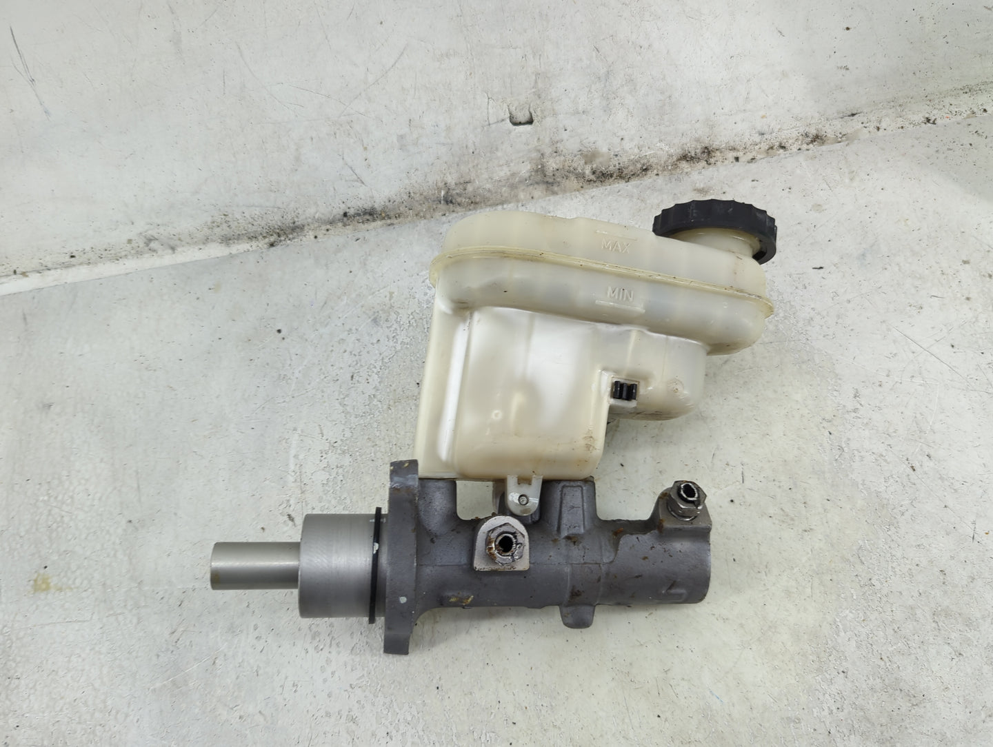 2013-2019 Ford Taurus Brake Master Cylinder 1492414 - Oemusedautoparts1.com