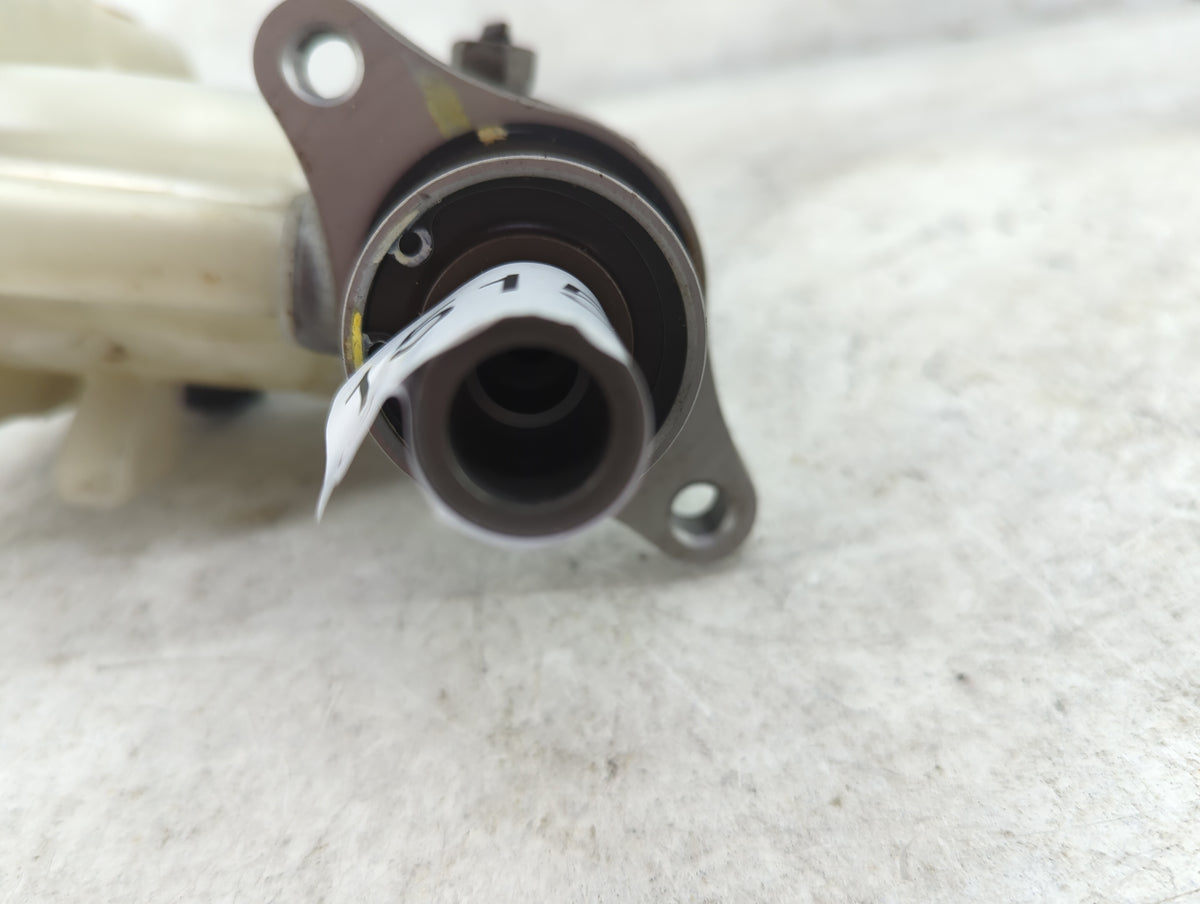 2013-2019 Ford Taurus Brake Master Cylinder 1515742 - Oemusedautoparts1.com