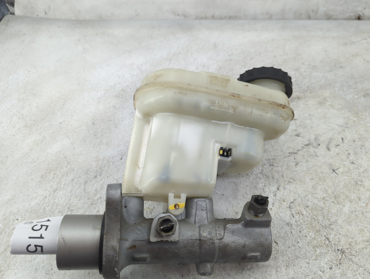 2013-2019 Ford Taurus Brake Master Cylinder 1515742 - Oemusedautoparts1.com
