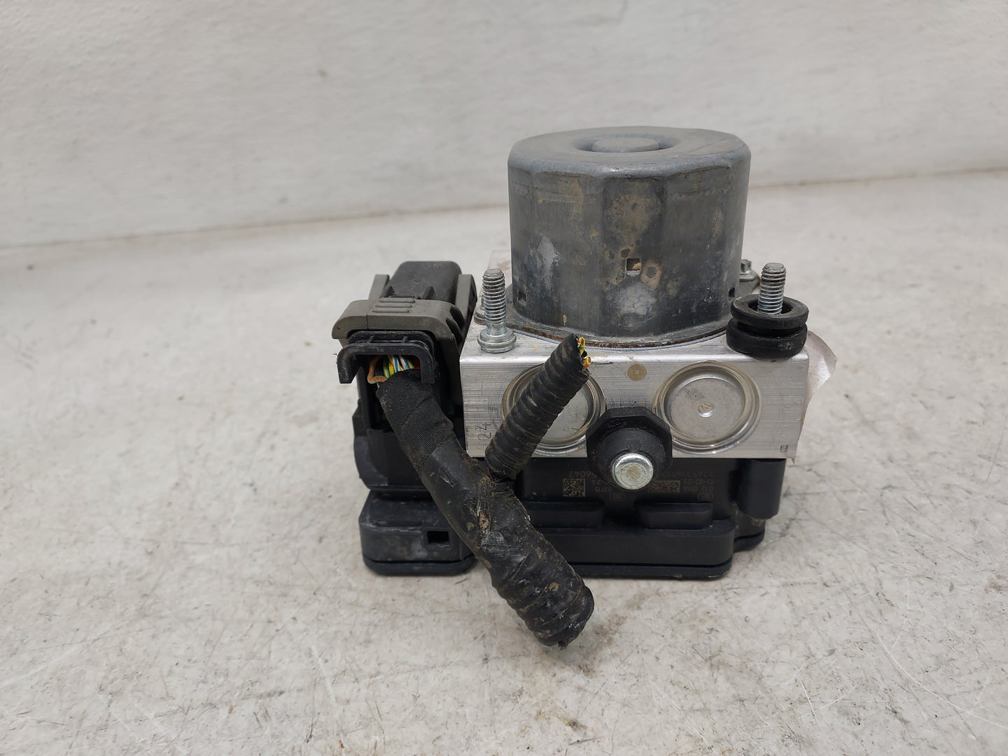 2013-2014 Ford Taurus ABS Pump Control Module Replacement P/N:DG13-2C405-A Fits Fits 2013 2014 OEM Used Auto Parts - Oemused