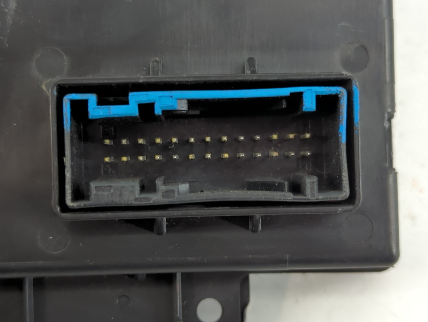 2013-2013 Ford Taurus Body Control Module Bcm Inner Cabin Fuse Box - Oemusedautoparts1.com