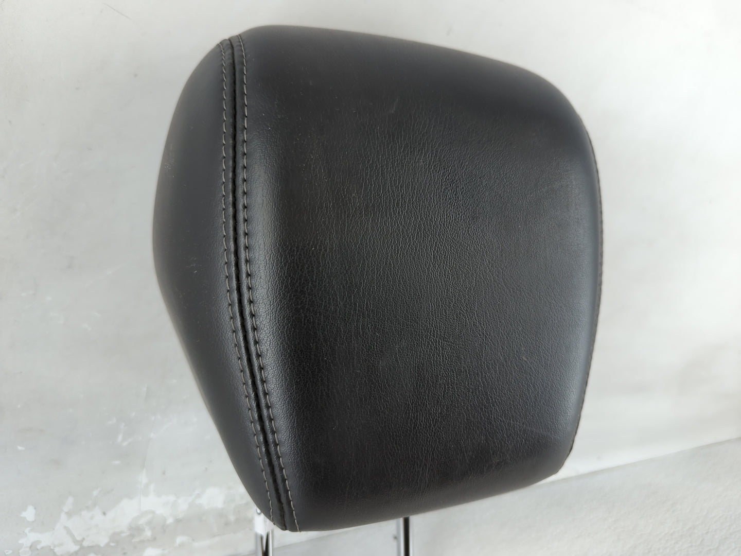 2013-2014 Gmc Acadia Headrest Head Rest Rear Center Seat Fits Fits 2013 2014 OEM Used Auto Parts - Oemusedautoparts1.com