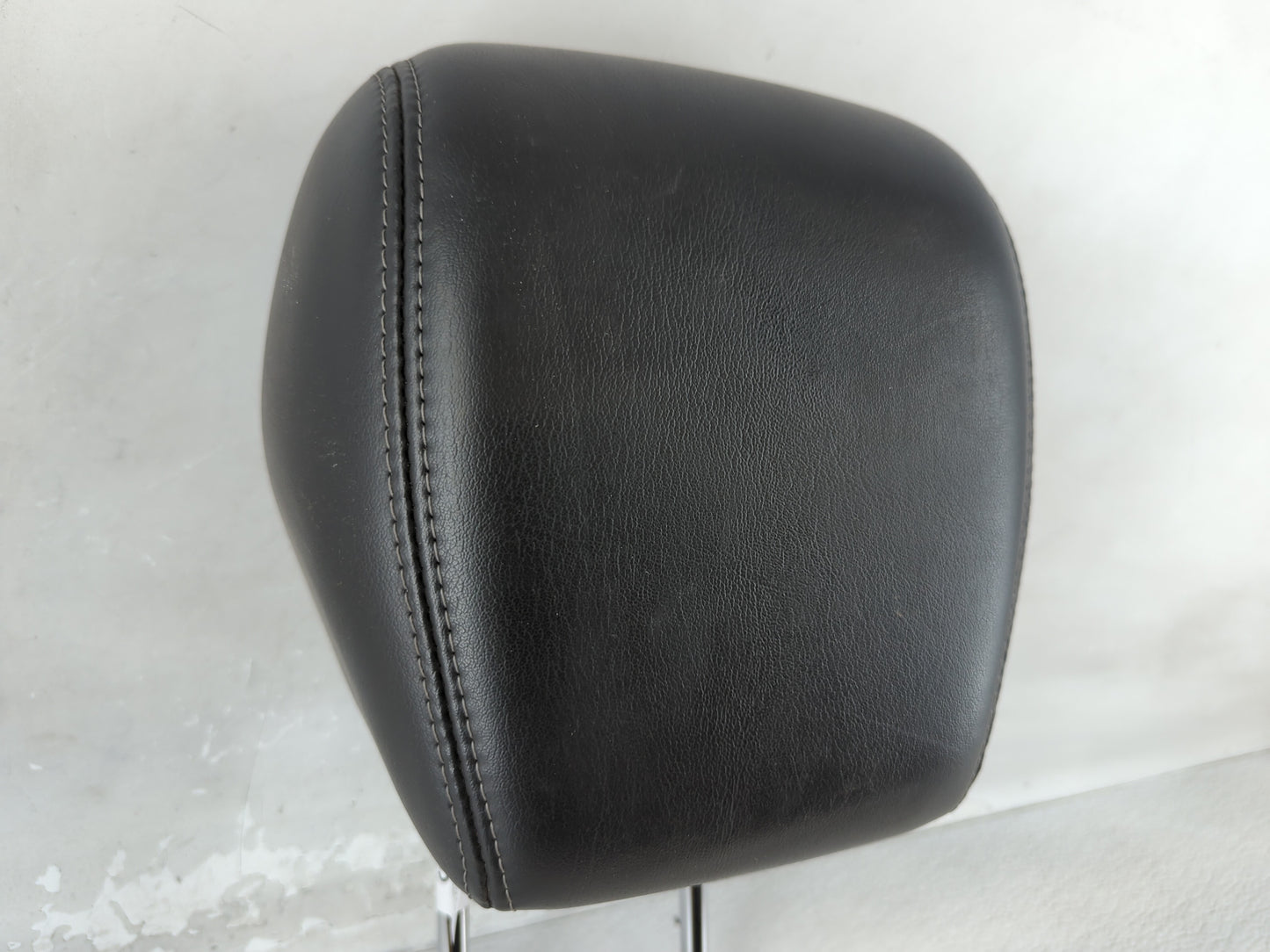 2013-2014 Gmc Acadia Headrest Head Rest Rear Center Seat Fits Fits 2013 2014 OEM Used Auto Parts - Oemusedautoparts1.com