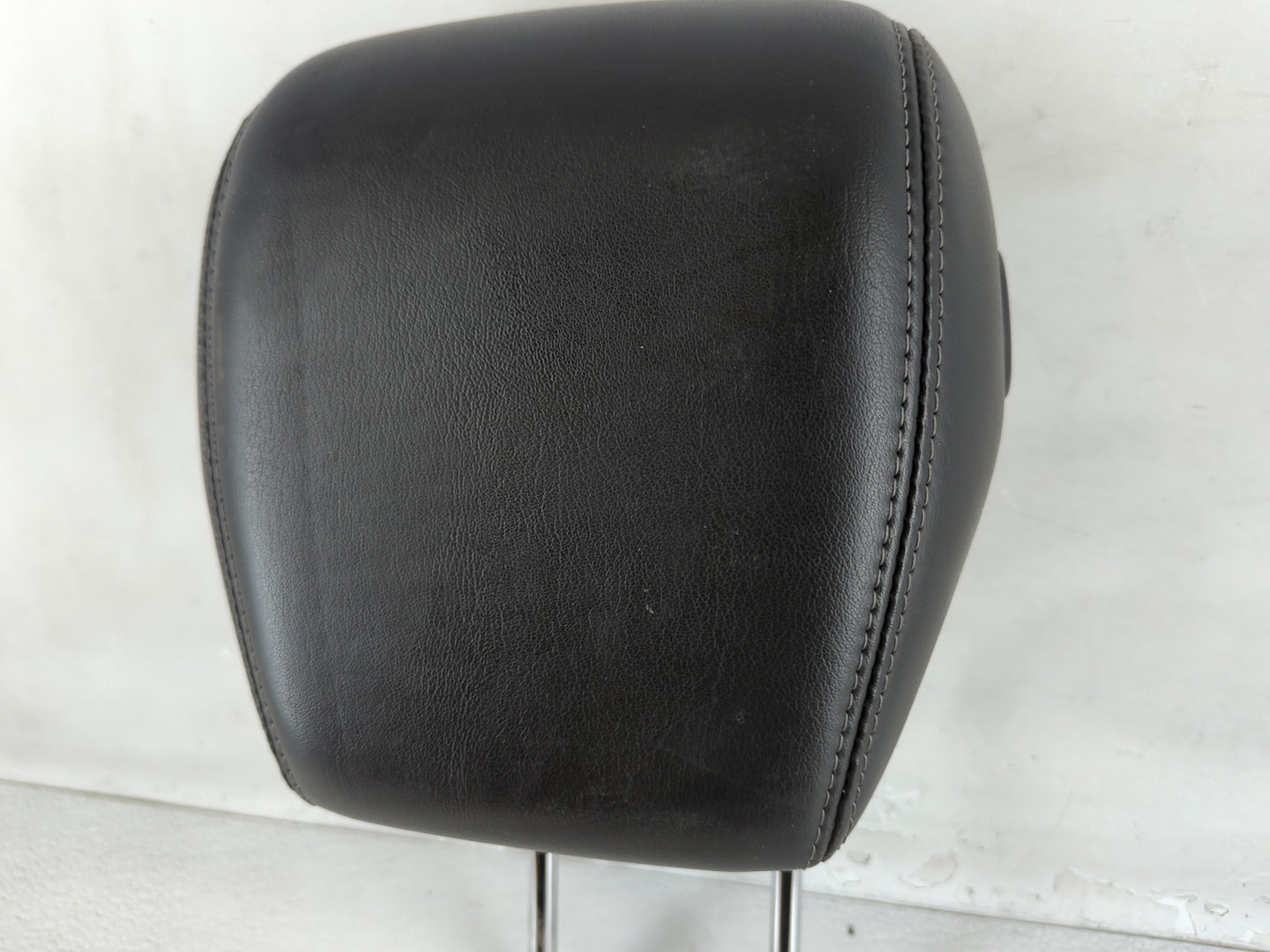 2013-2014 Gmc Acadia Headrest Head Rest Rear Center Seat Fits Fits 2013 2014 OEM Used Auto Parts - Oemusedautoparts1.com