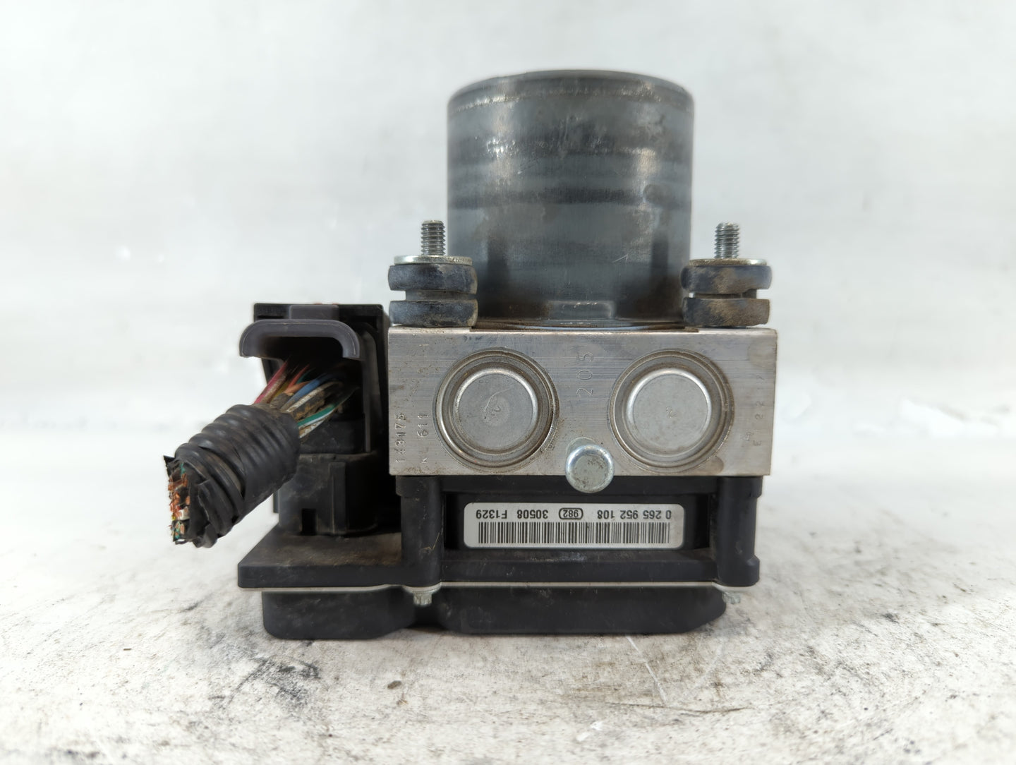 2013 Gmc Acadia ABS Pump Control Module Replacement P/N:0 265 252 460 AA Fits OEM Used Auto Parts - Oemusedautoparts1.com