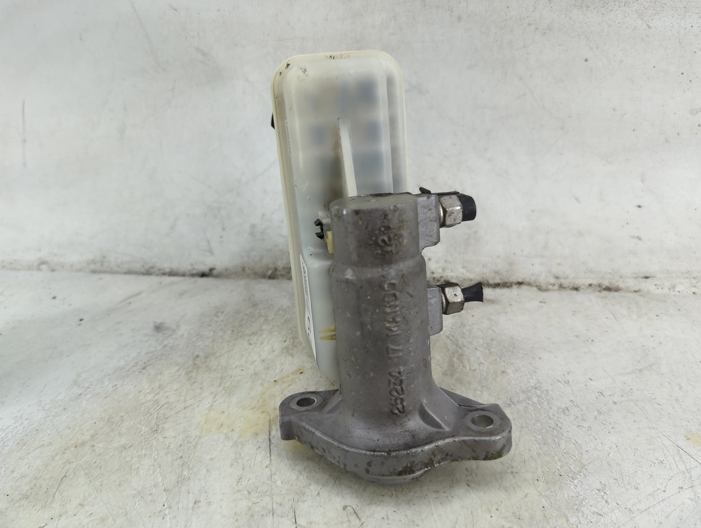 2011-2017 Gmc Terrain Brake Master Cylinder 1492297 - Oemusedautoparts1.com