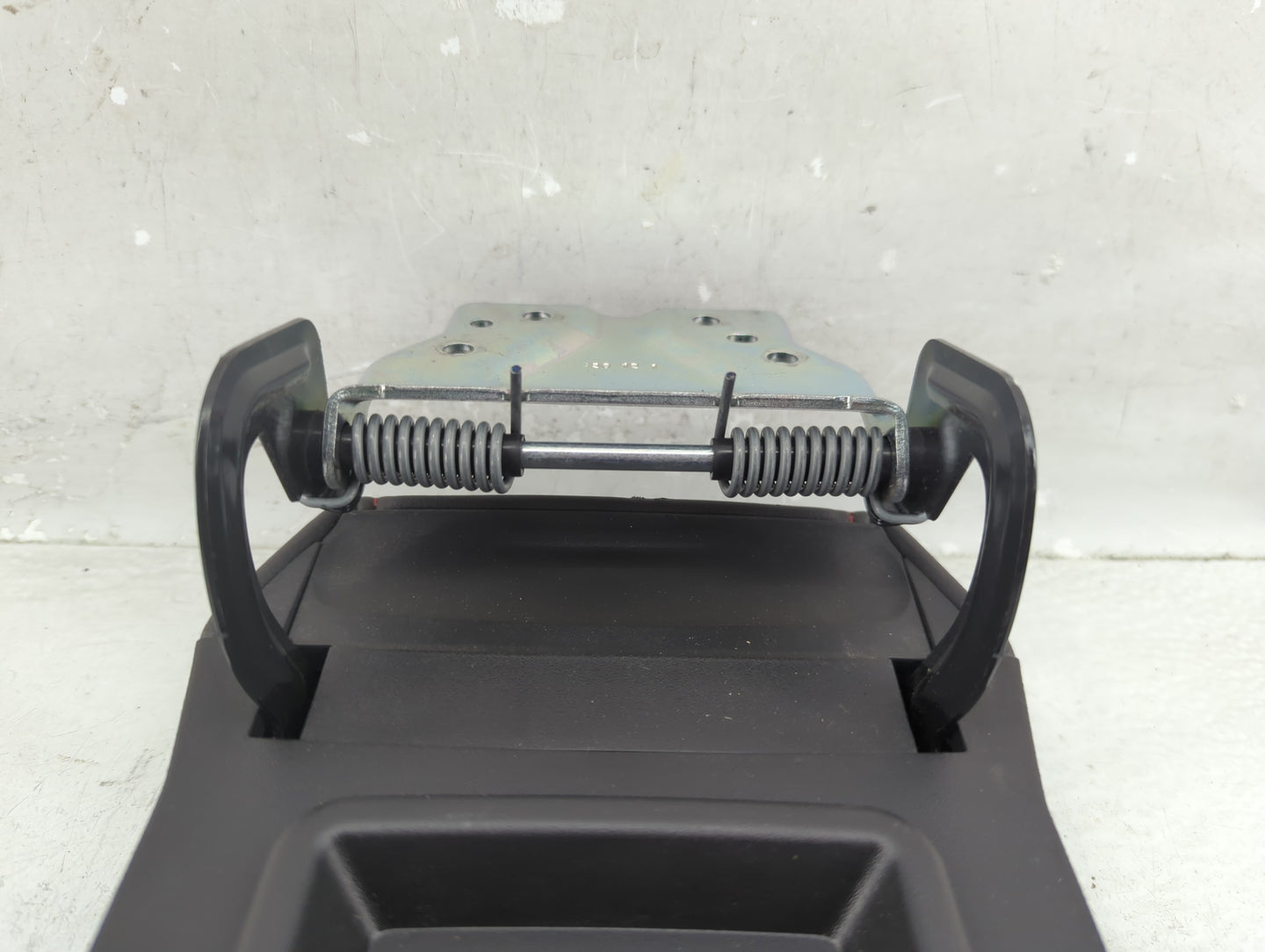 2013-2015 Gmc Terrain Center Console Armrest Cover Lid Fits Fits 2013 2014 2015 OEM Used Auto Parts - Oemusedautoparts1.com