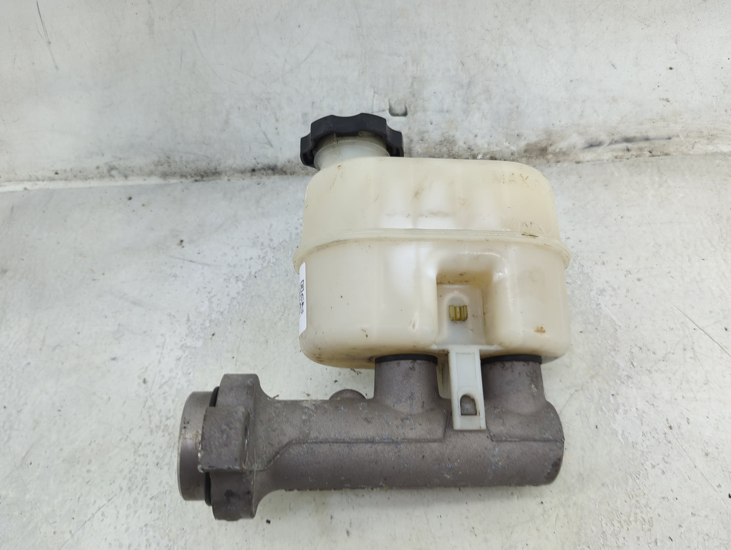 2009-2014 Gmc Yukon Brake Master Cylinder 1492275 - Oemusedautoparts1.com