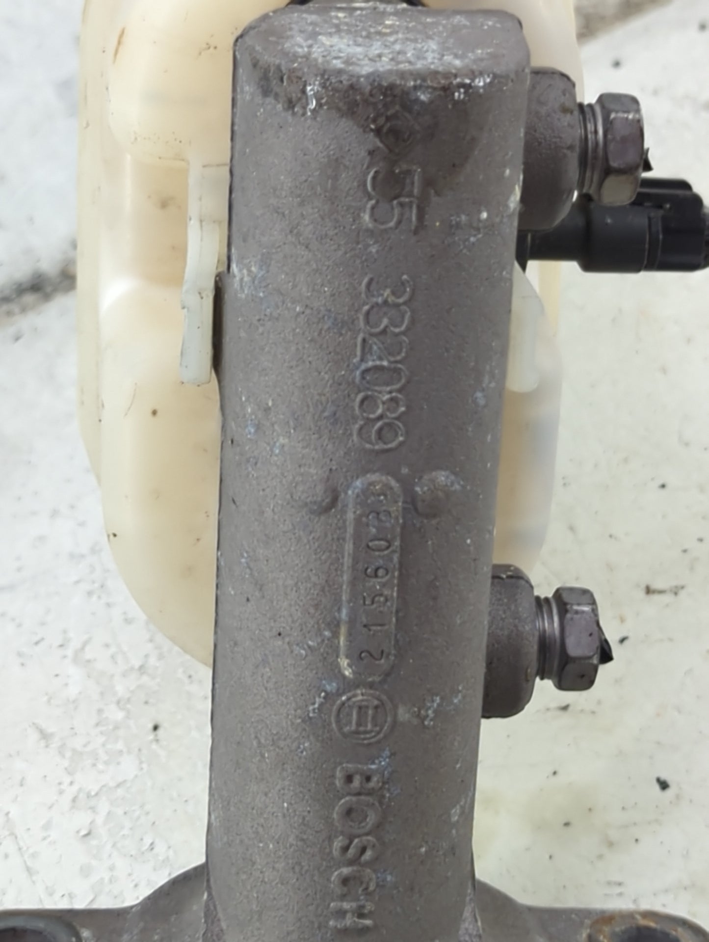 2009-2014 Gmc Yukon Brake Master Cylinder 1492275 - Oemusedautoparts1.com