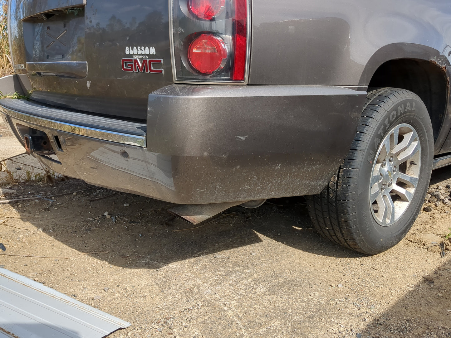 2007-2014 Gmc Yukon Xl 1500 Rear Bumper Assembly Oem 1186133 - Oemusedautoparts1.com
