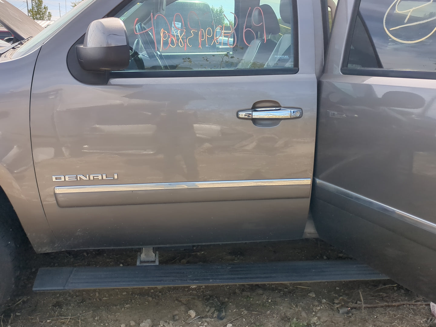 2011-2014 Gmc Yukon Xl 1500 Driver Front Door Oem - Oemusedautoparts1.com