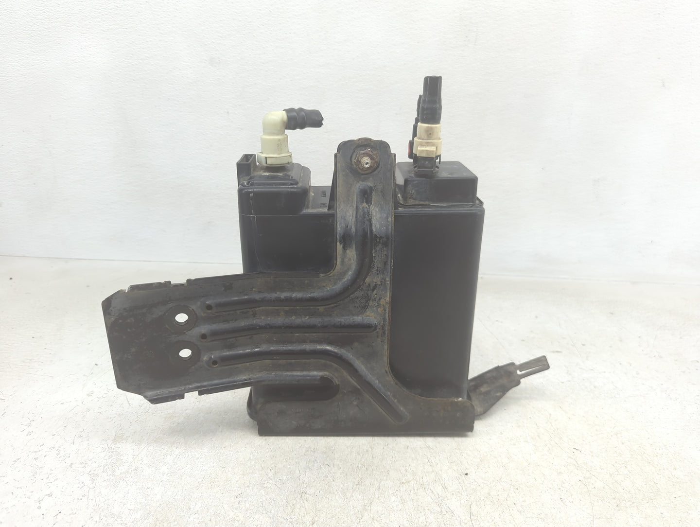 2013 Gmc Yukon Xl 1500 Fuel Vapor Charcoal Canister 1393275 - Oemusedautoparts1.com