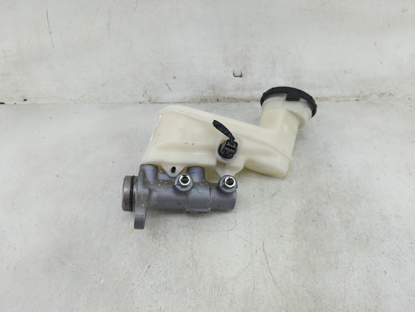 2013-2017 Honda Accord Brake Master Cylinder 1490239 - Oemusedautoparts1.com
