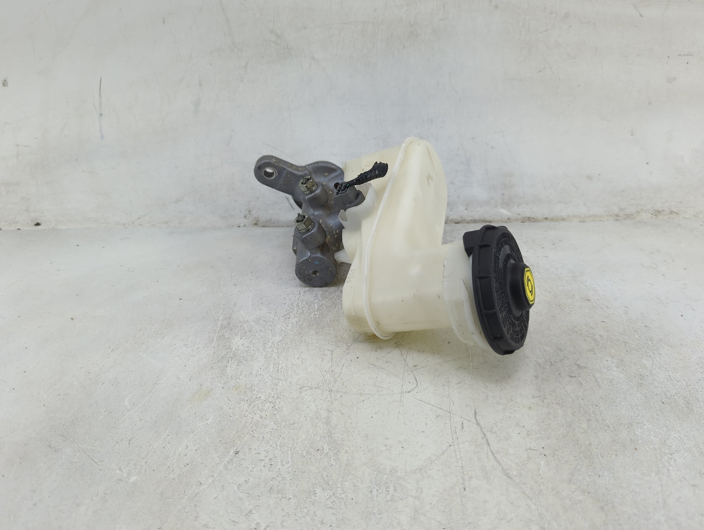 2013-2017 Honda Accord Brake Master Cylinder 1490239 - Oemusedautoparts1.com