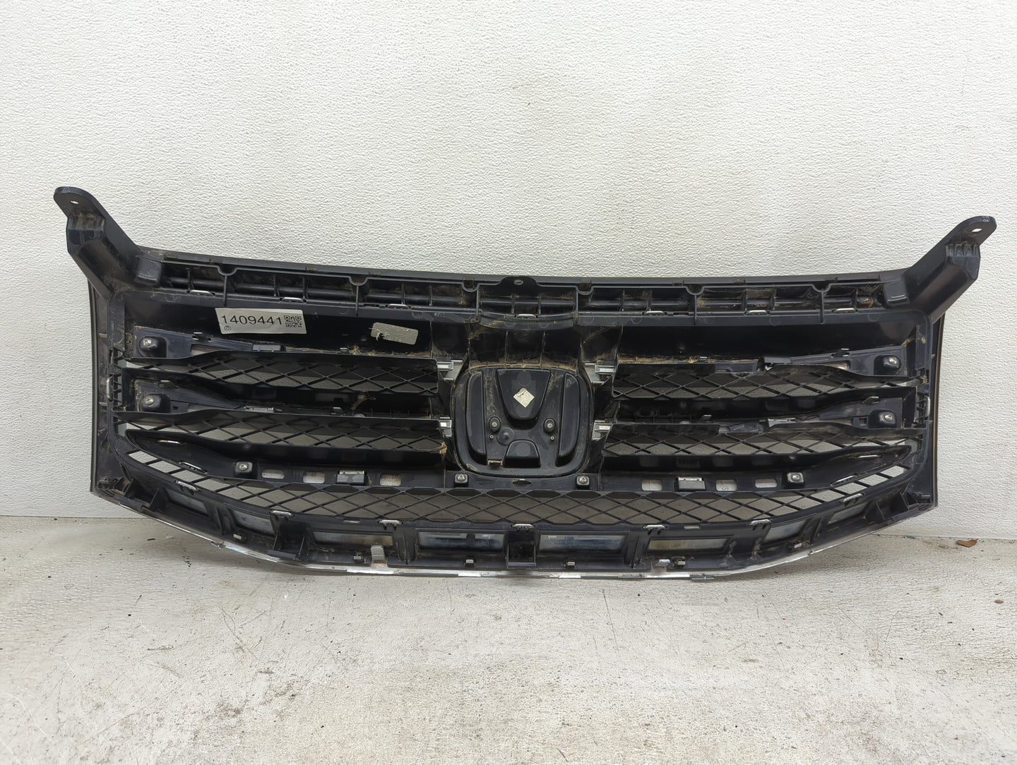 2012-2015 Honda Pilot Front Grille Bumper Not Included - Oemusedautoparts1.com
