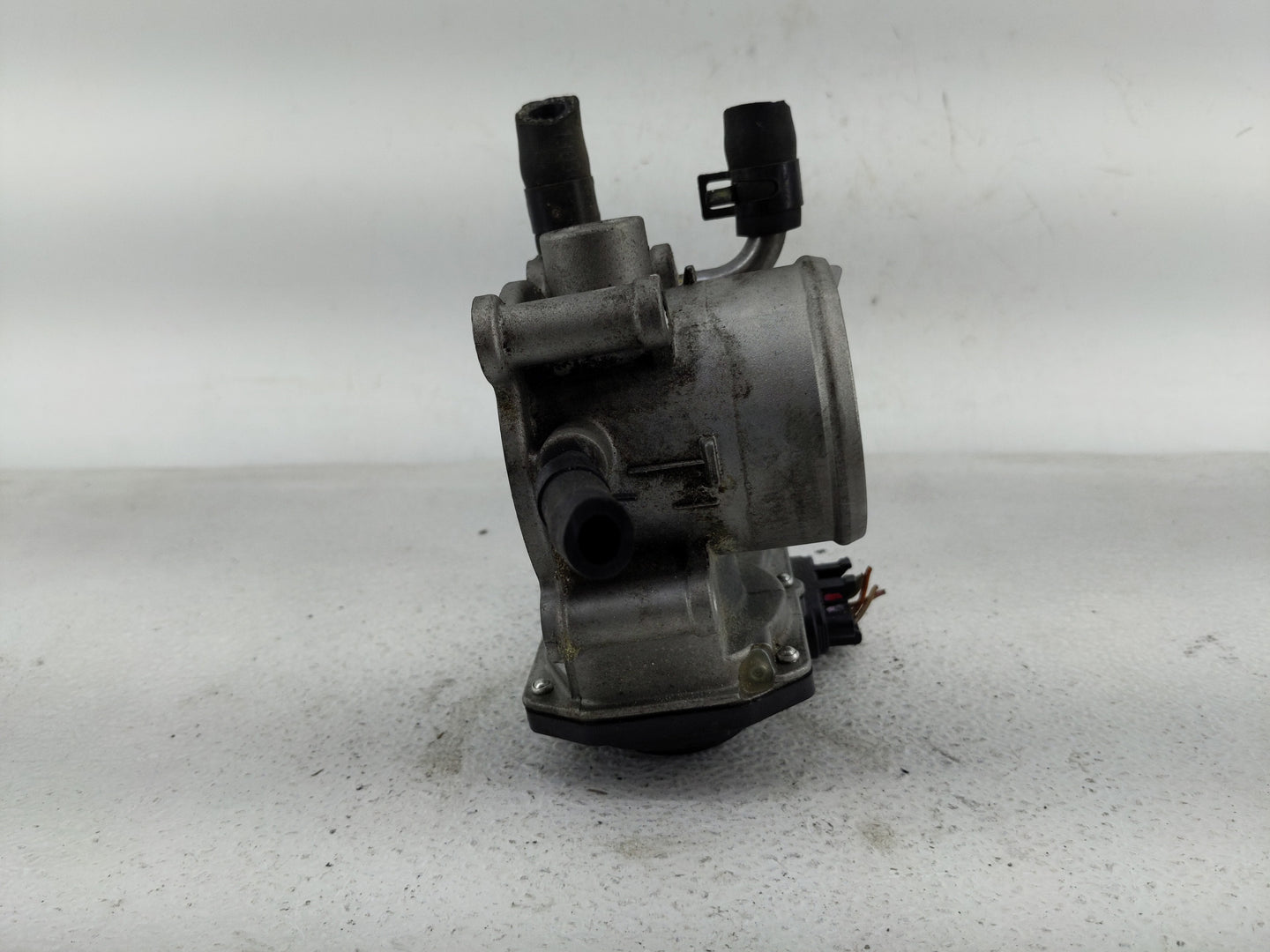 2012-2019 Hyundai Accent Throttle Body P/N:35100-2B300 Fits Fits 2012 2013 2014 2015 2016 2017 2018 2019 OEM Used Auto Parts