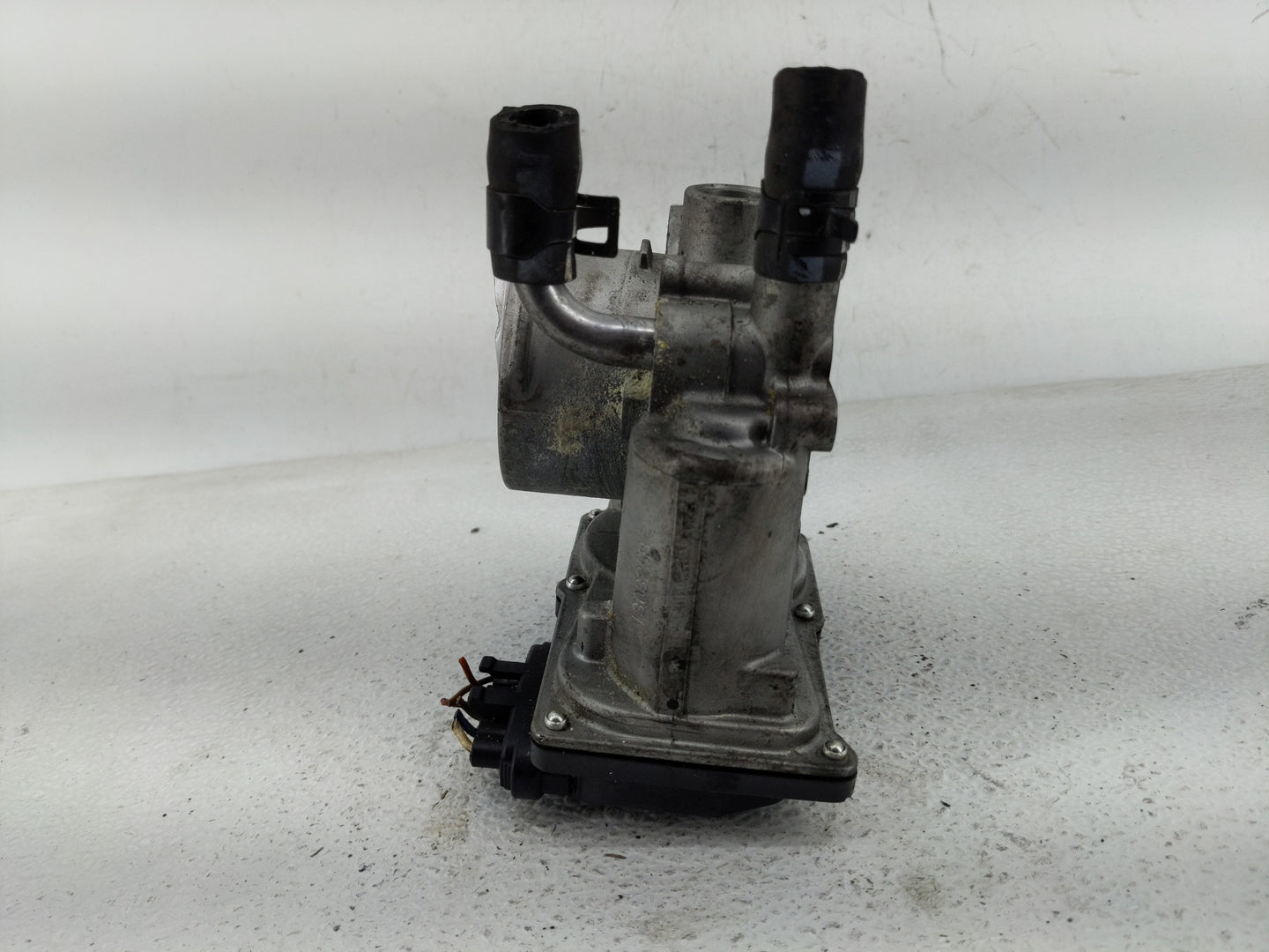 2012-2019 Hyundai Accent Throttle Body P/N:35100-2B300 Fits Fits 2012 2013 2014 2015 2016 2017 2018 2019 OEM Used Auto Parts