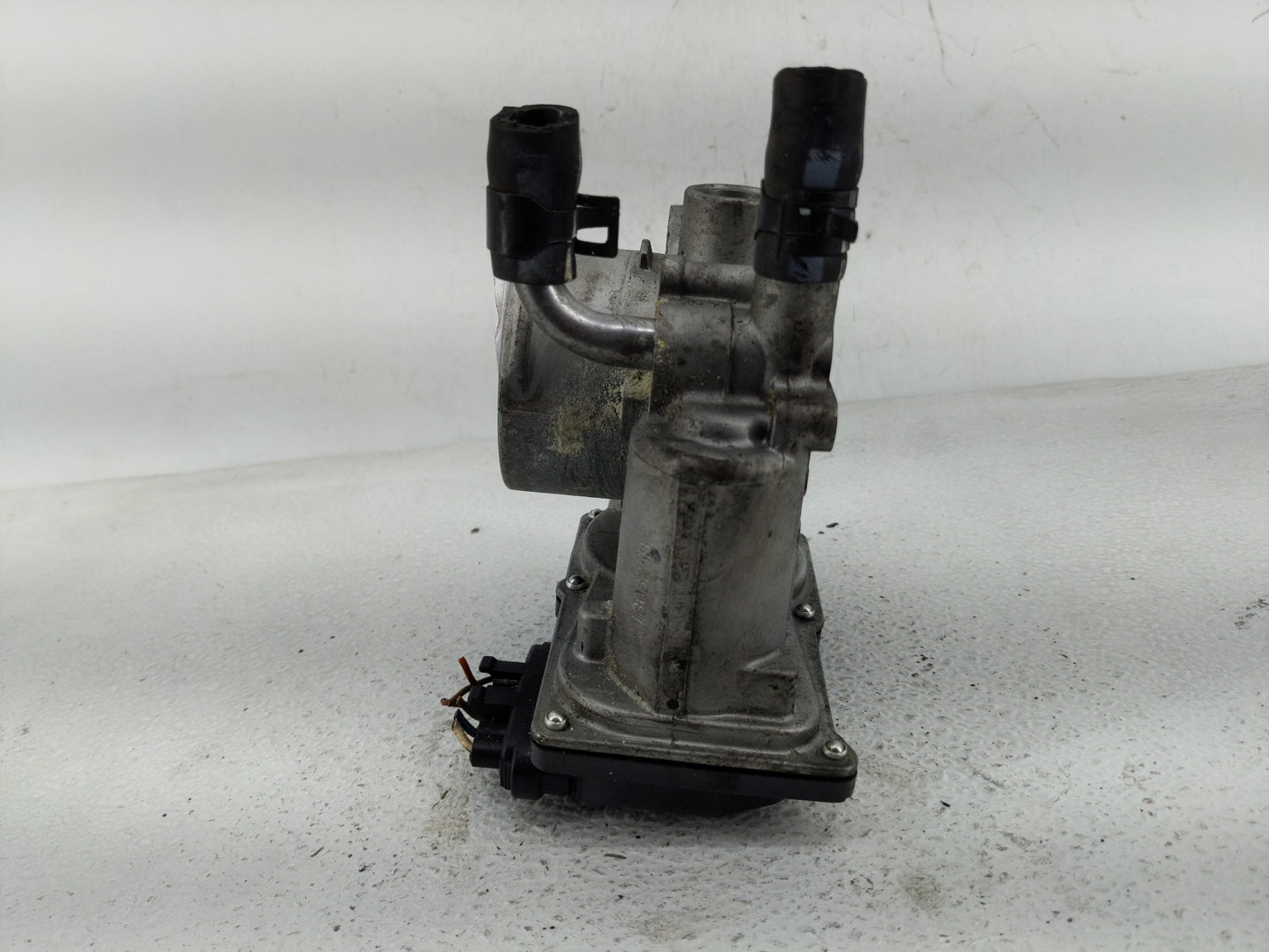 2012-2019 Hyundai Accent Throttle Body P/N:35100-2B300 Fits Fits 2012 2013 2014 2015 2016 2017 2018 2019 OEM Used Auto Parts