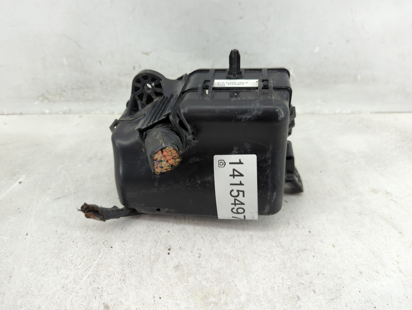 2013-2014 Hyundai Accent Fusebox Fuse Box Panel Relay Module P/N:91220-1R415 Fits Fits 2013 2014 OEM Used Auto Parts - Oemus