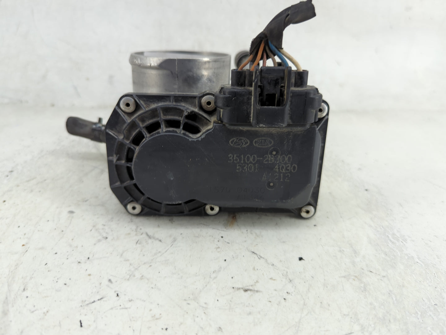 2012-2019 Hyundai Accent Throttle Body P/N:35100-2B300 Fits Fits 2012 2013 2014 2015 2016 2017 2018 2019 OEM Used Auto Parts