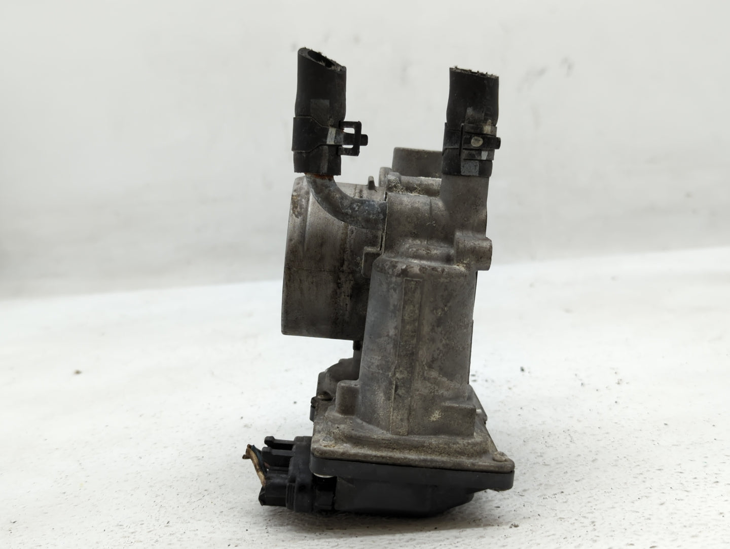 2012-2019 Hyundai Accent Throttle Body P/N:35100-2B300 Fits Fits 2012 2013 2014 2015 2016 2017 2018 2019 OEM Used Auto Parts