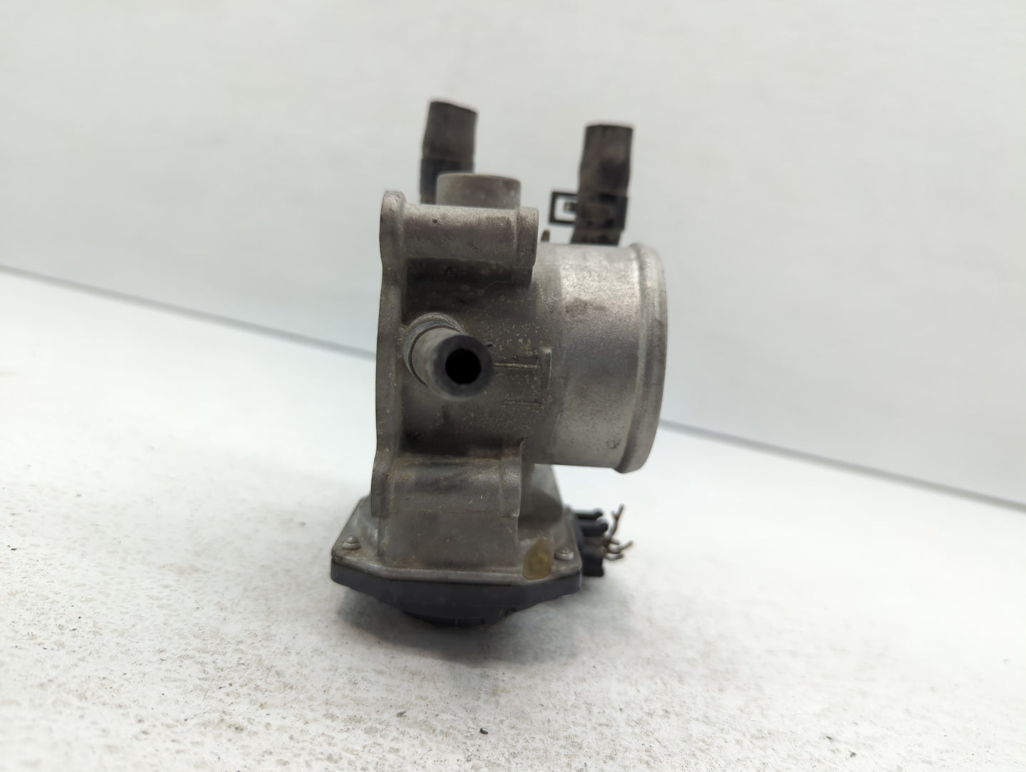 2012-2019 Hyundai Accent Throttle Body P/N:35100-2B300 Fits Fits 2012 2013 2014 2015 2016 2017 2018 2019 OEM Used Auto Parts