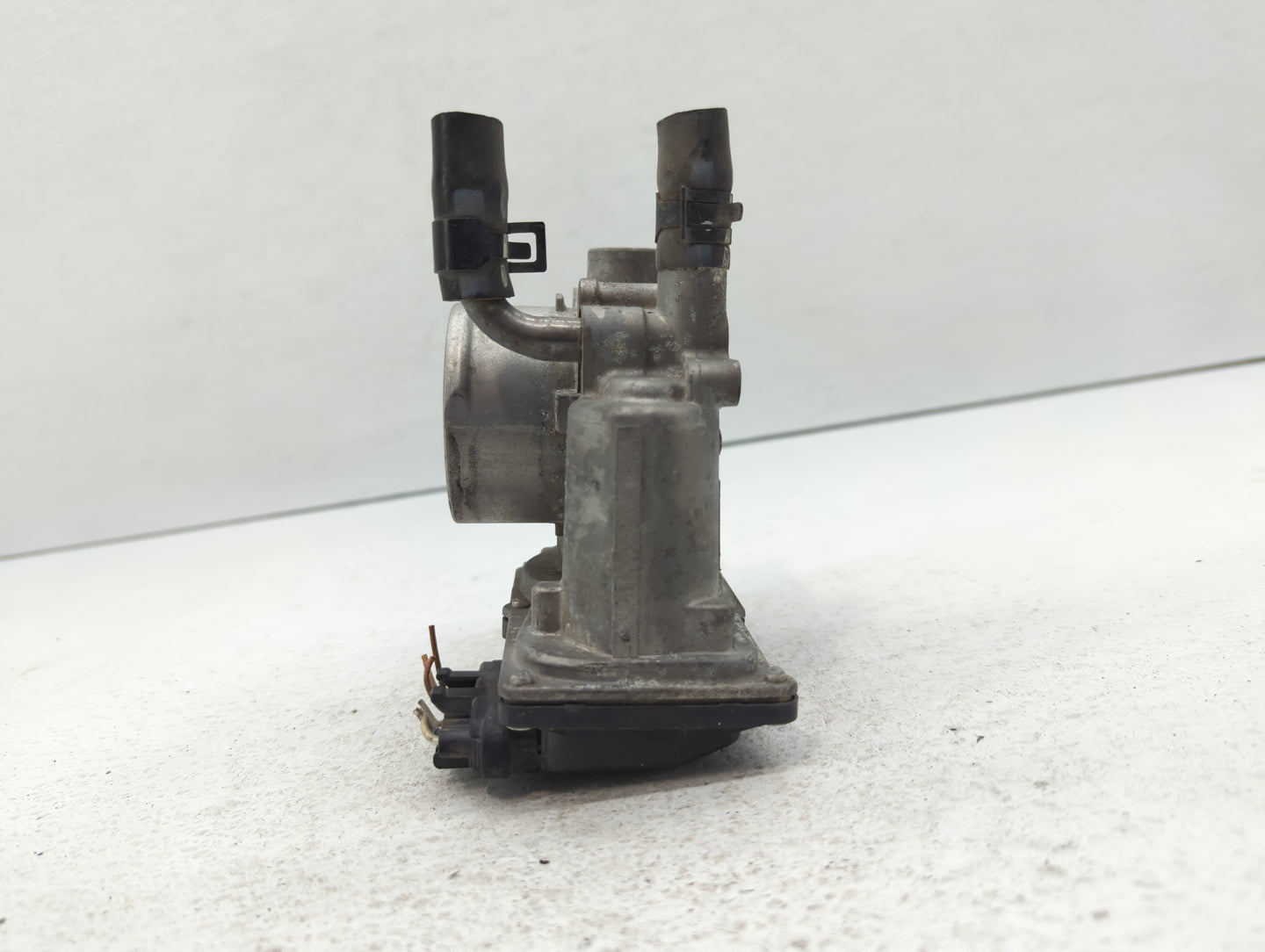 2012-2019 Hyundai Accent Throttle Body P/N:35100-2B300 Fits Fits 2012 2013 2014 2015 2016 2017 2018 2019 OEM Used Auto Parts