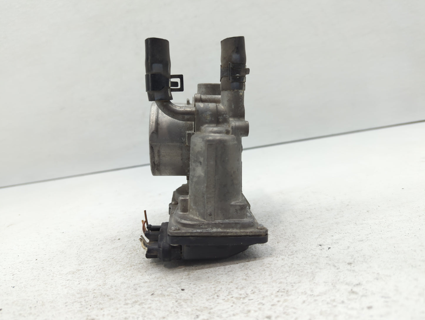 2012-2019 Hyundai Accent Throttle Body P/N:35100-2B300 Fits Fits 2012 2013 2014 2015 2016 2017 2018 2019 OEM Used Auto Parts