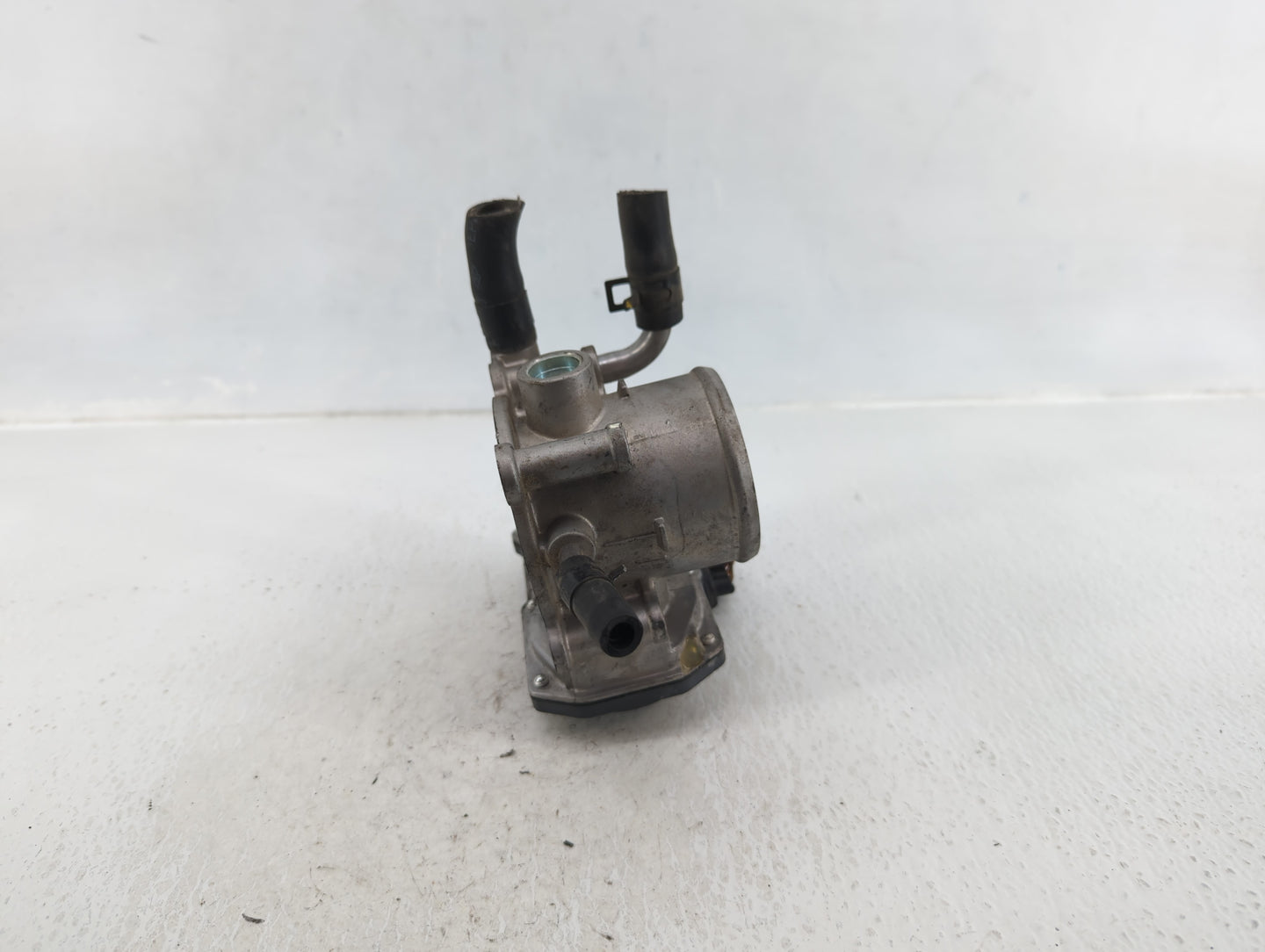2012-2019 Hyundai Accent Throttle Body P/N:35100-2B300 Fits Fits 2012 2013 2014 2015 2016 2017 2018 2019 OEM Used Auto Parts