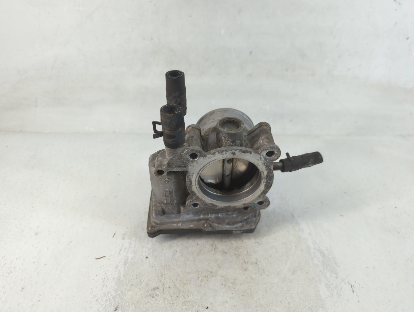 2012-2019 Hyundai Accent Throttle Body P/N:35100-2B300 Fits Fits 2012 2013 2014 2015 2016 2017 2018 2019 OEM Used Auto Parts