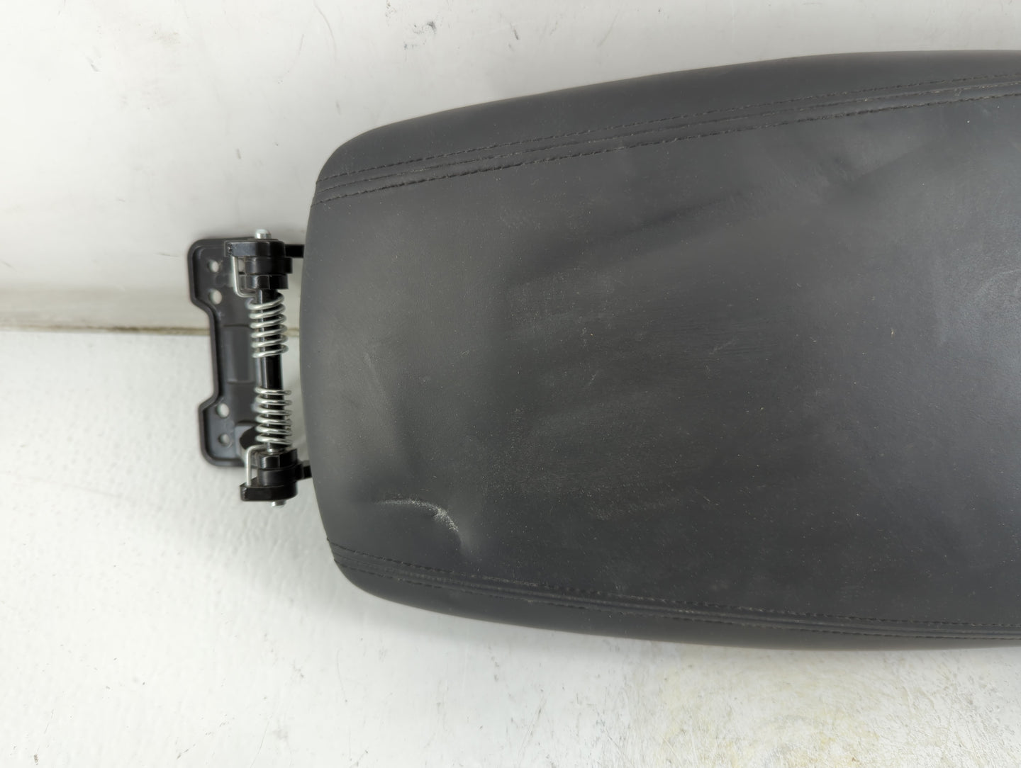 2012-2017 Hyundai Azera Center Console Armrest Cover Lid P/N:K84660-3V072 Fits Fits 2012 2013 2014 2015 2016 2017 OEM Used A