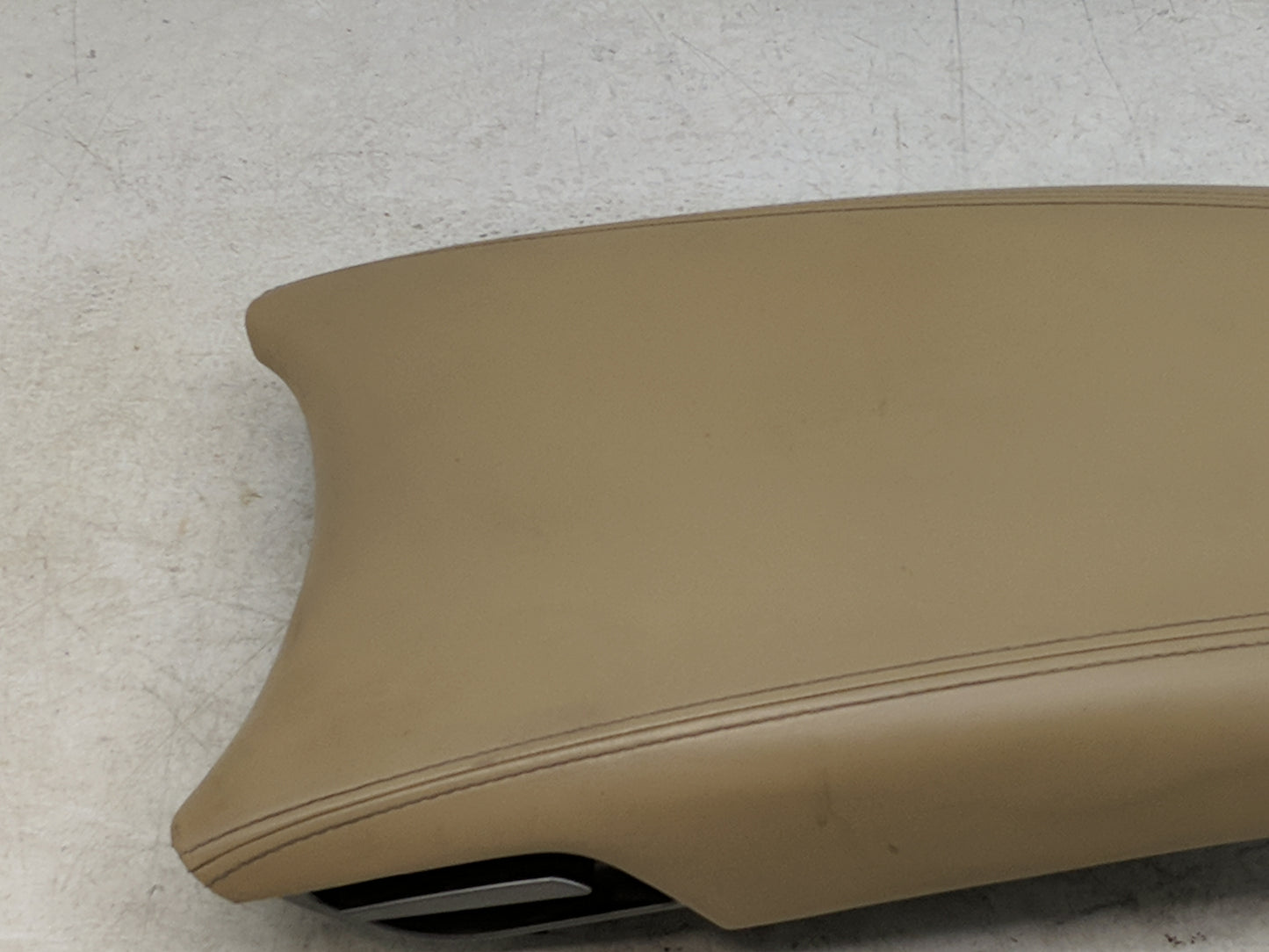 2013 Hyundai Azera Center Console Armrest Cover Lid Fits OEM Used Auto Parts - Oemusedautoparts1.com