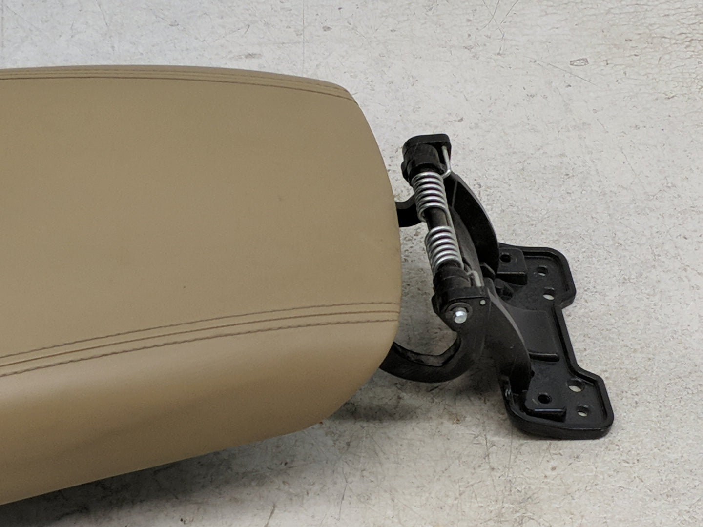 2013 Hyundai Azera Center Console Armrest Cover Lid Fits OEM Used Auto Parts - Oemusedautoparts1.com